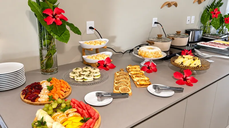 Café da manhã com frutas e doces
