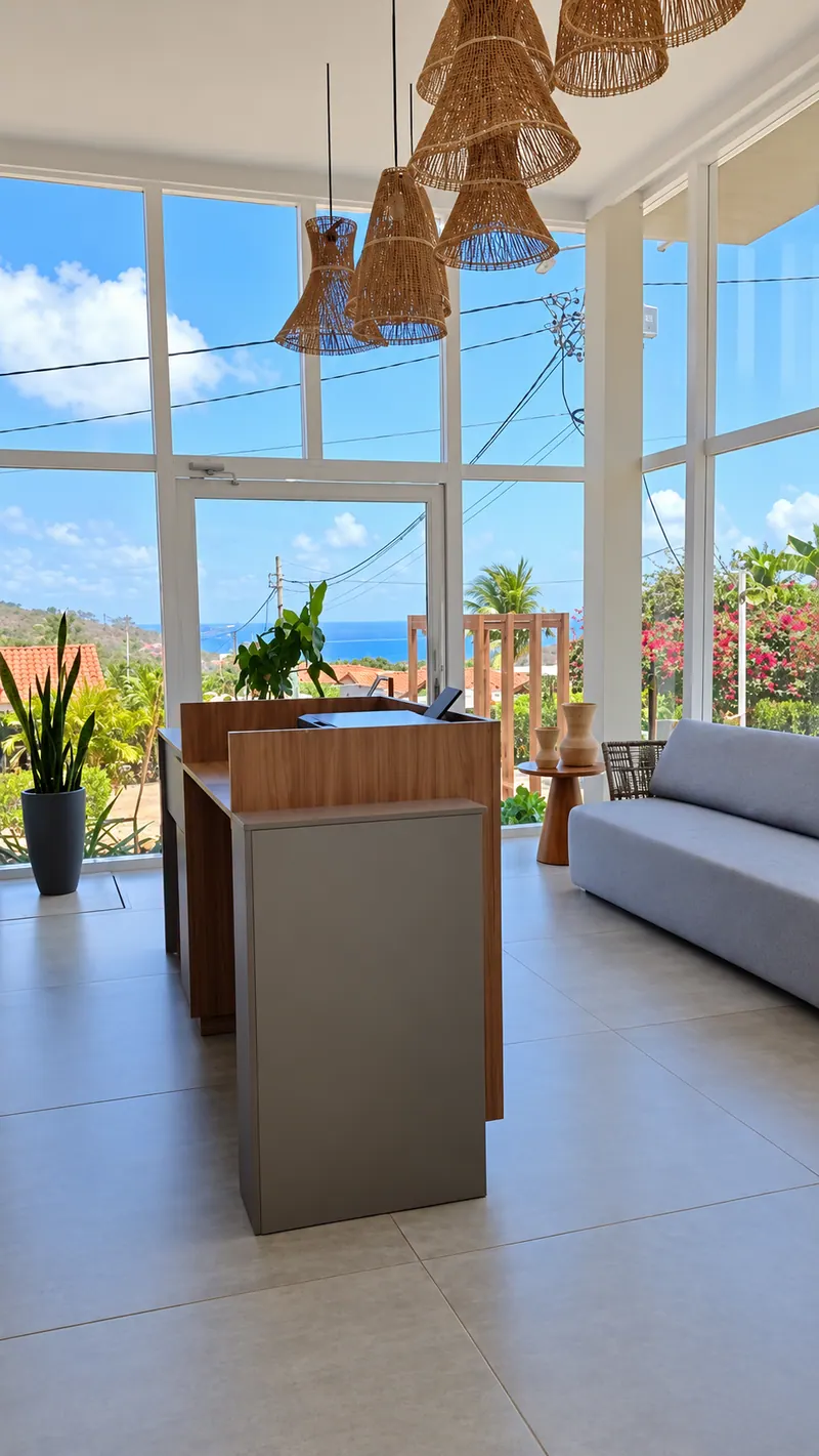 Recepção da pousada com vista para Noronha