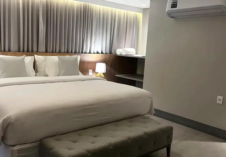 Suite with Bathtub — banheira cama