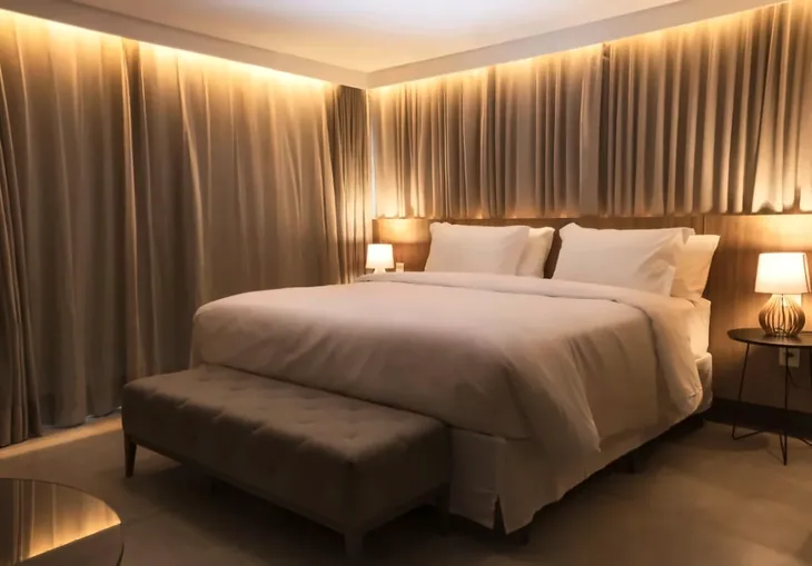 Suite with Bathtub — banheira luz