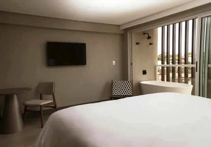 Suite with Bathtub — banheira tv