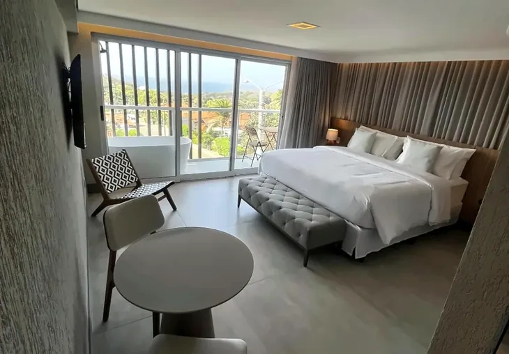Suite with Bathtub